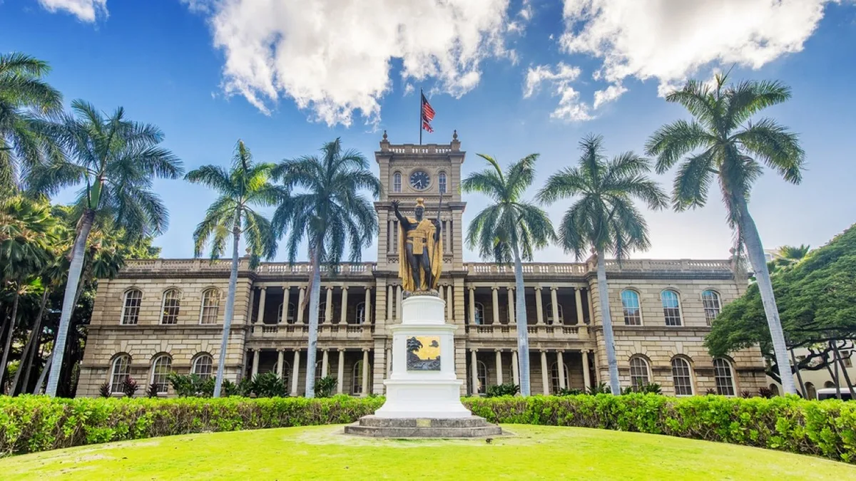 Iolani Palace 5 Min Walk