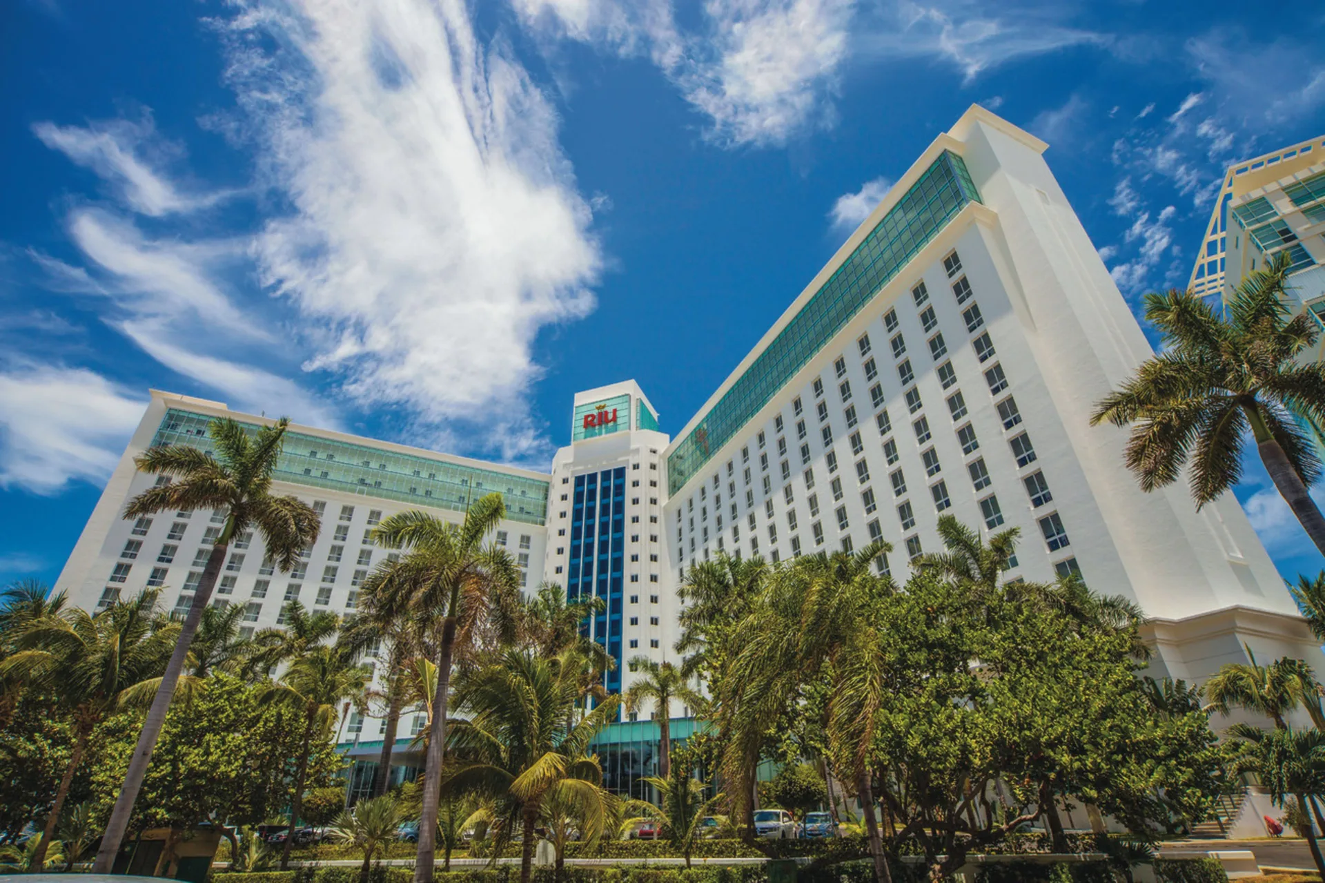 Hotel Riu Cancun lively beachfront all-inclusive resort with pools dining and nightlife access