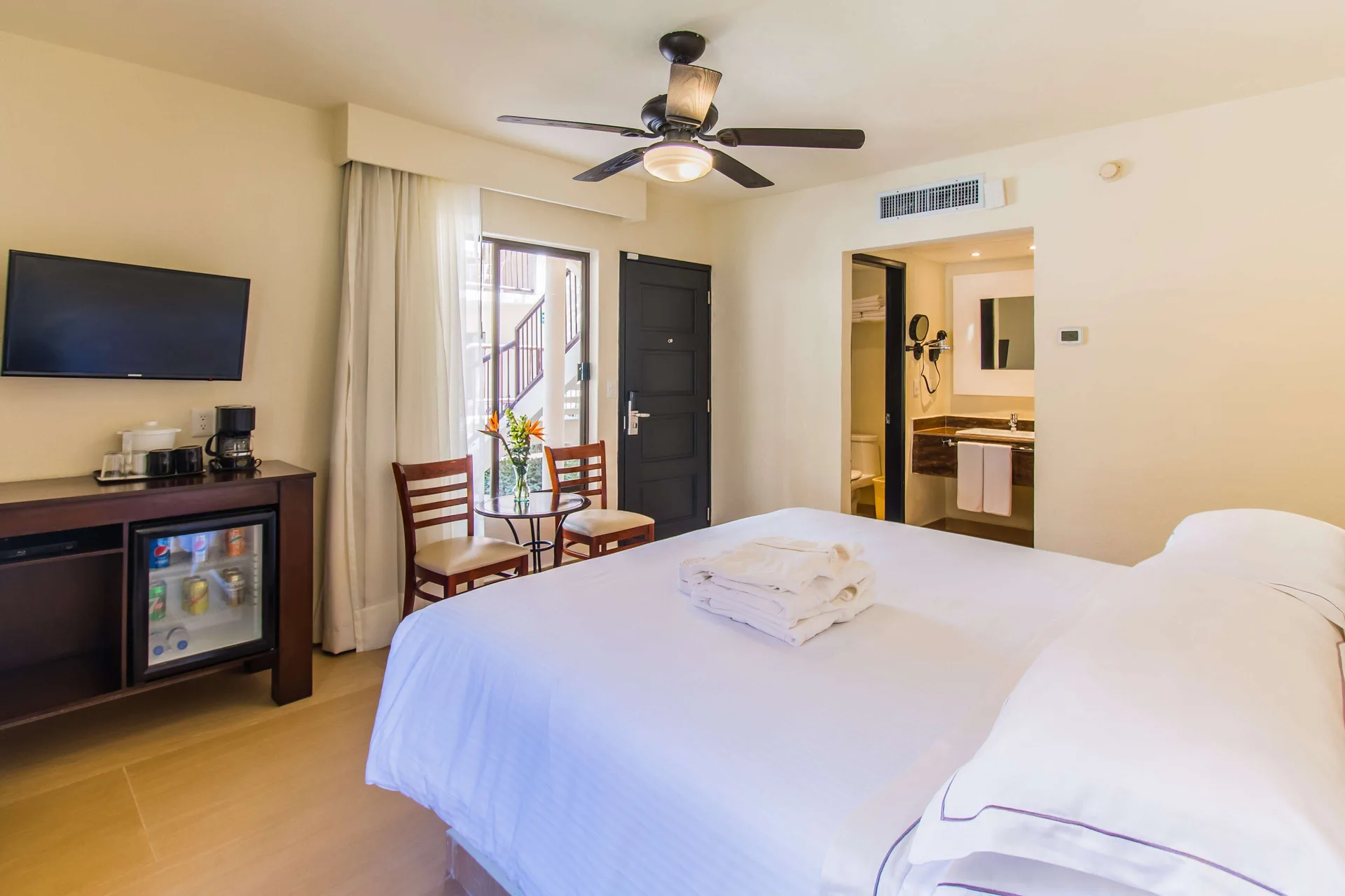 Superior Premium Level Room with king bed, TV, minibar, and bathroom view at Allegro Cozumel.