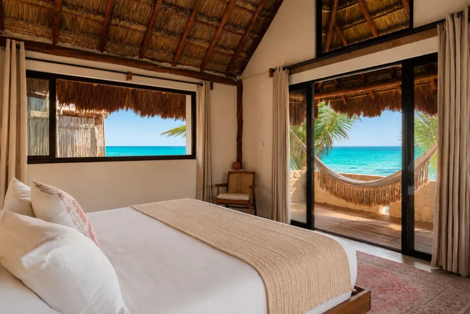 Beachfront room with king bed and ocean view at Amansala