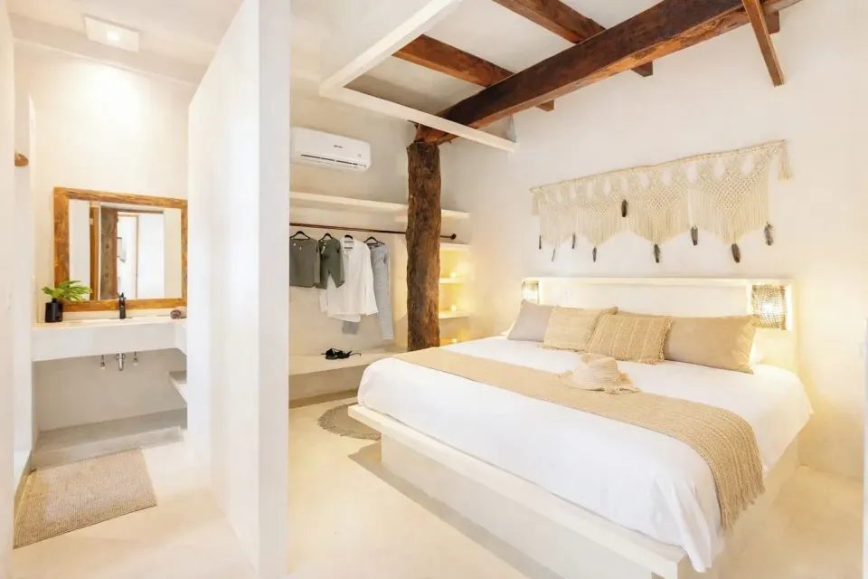 King bed with open wardrobe and sink alcove in Town House Shanti at Amansala
