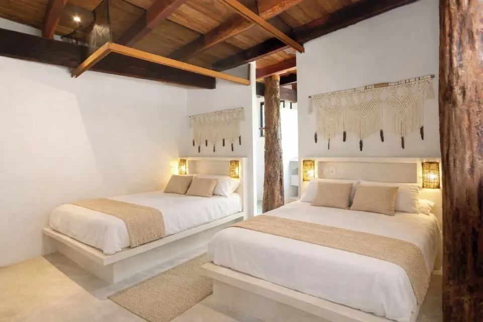 Two beds with stepped platforms and wooden beams in Town House Shanti at Amansala