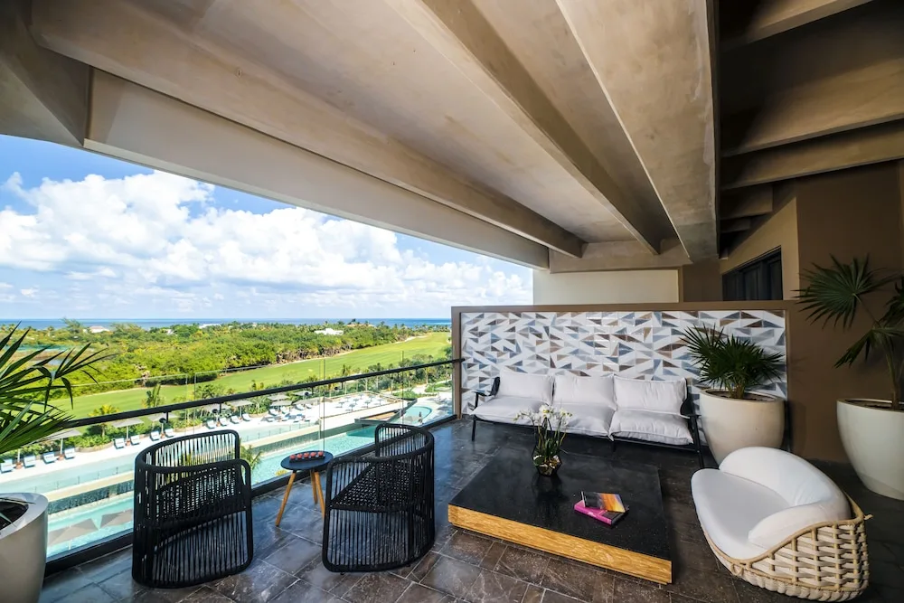 Inspira Business Suite terrace with lounge seating and ocean-view greenery at Atelier Playa Mujeres.