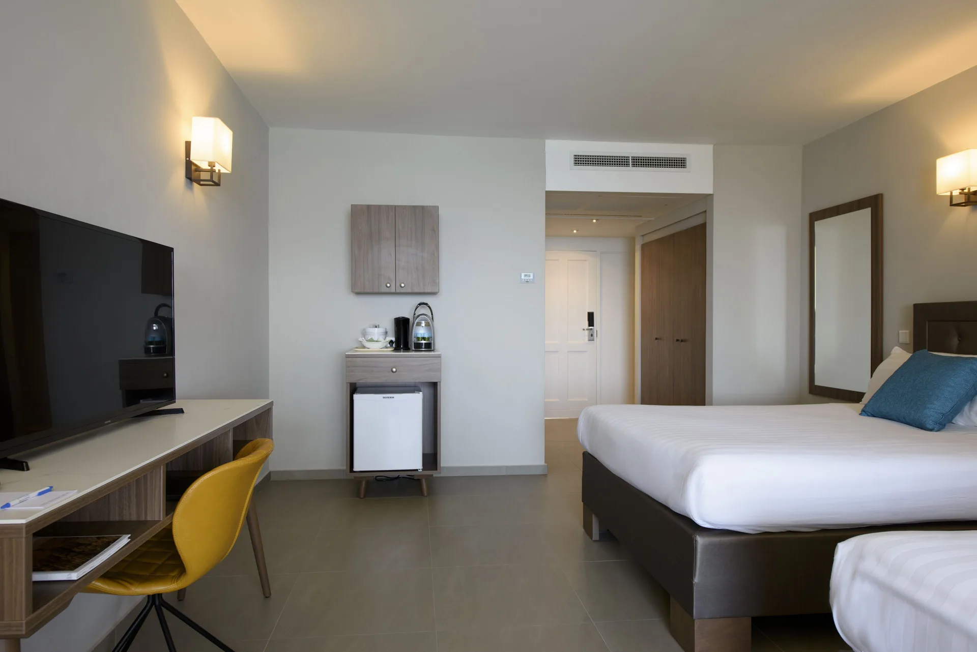 Standard Room with twin beds, TV desk and beverage station at Avila Beach Hotel.