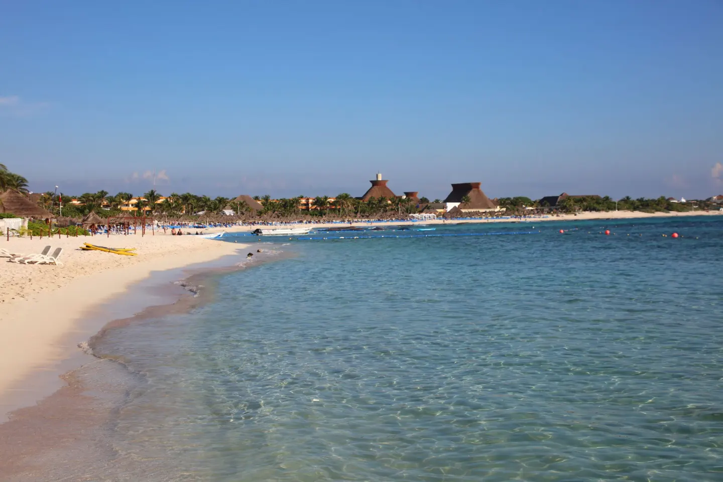 Clear shoreline and sandy beach at Bahia Principe Escape Ambar.