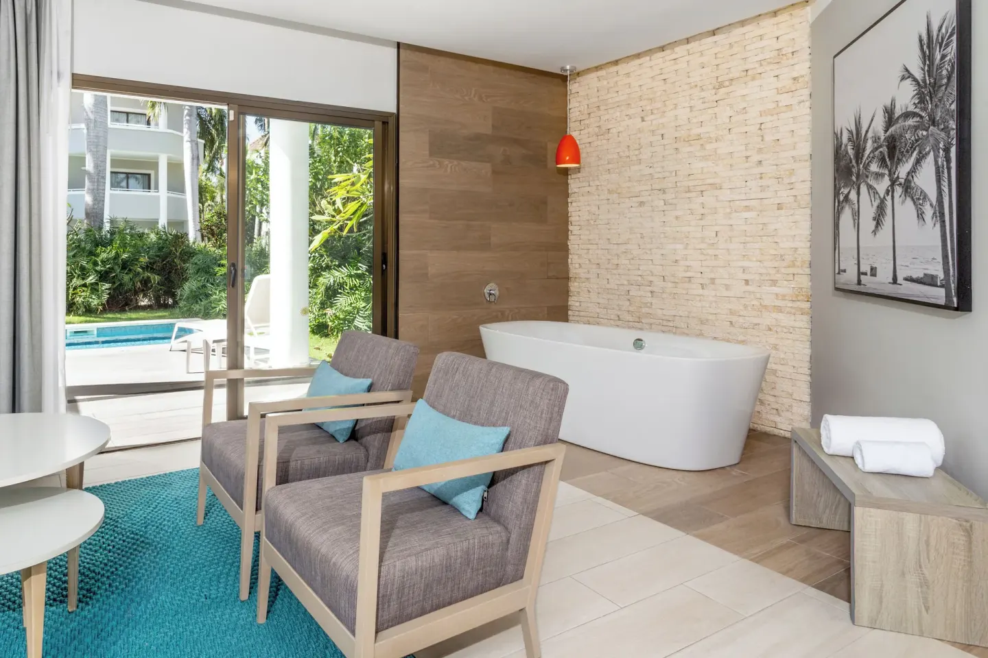 Freestanding tub and patio doors in a Junior Suite Corner Swim Up at Bahia Principe Escape Ambar.