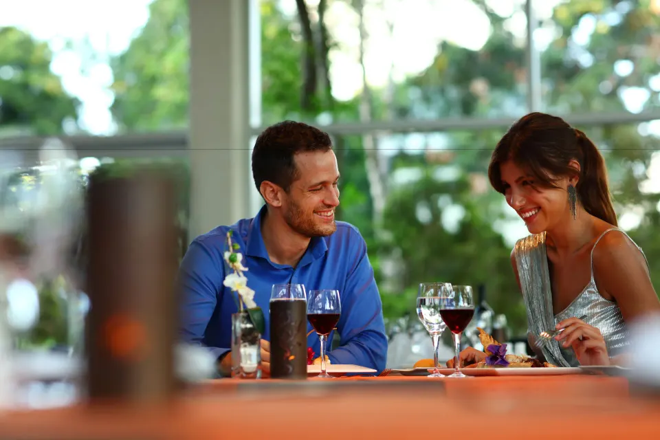 Couple enjoying a candlelit dinner at Bahia Principe Luxury Sian Ka'an restaurant