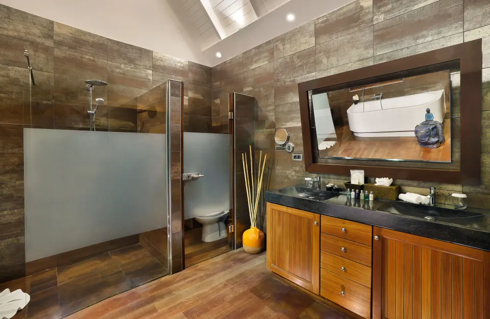 Spacious ensuite bathroom with walk-in shower and vanity at Baoase Luxury Resort