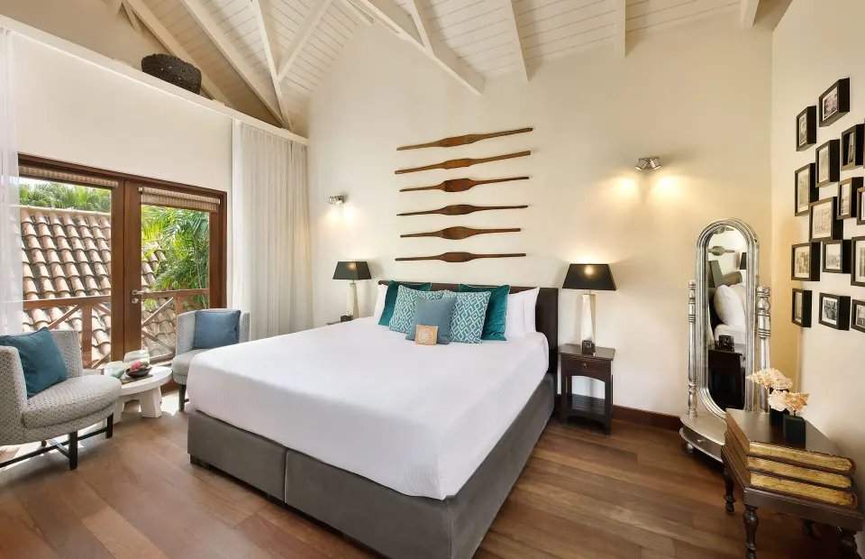 Colonial Room with king bed, wooden floors and balcony at Baoase Luxury Resort