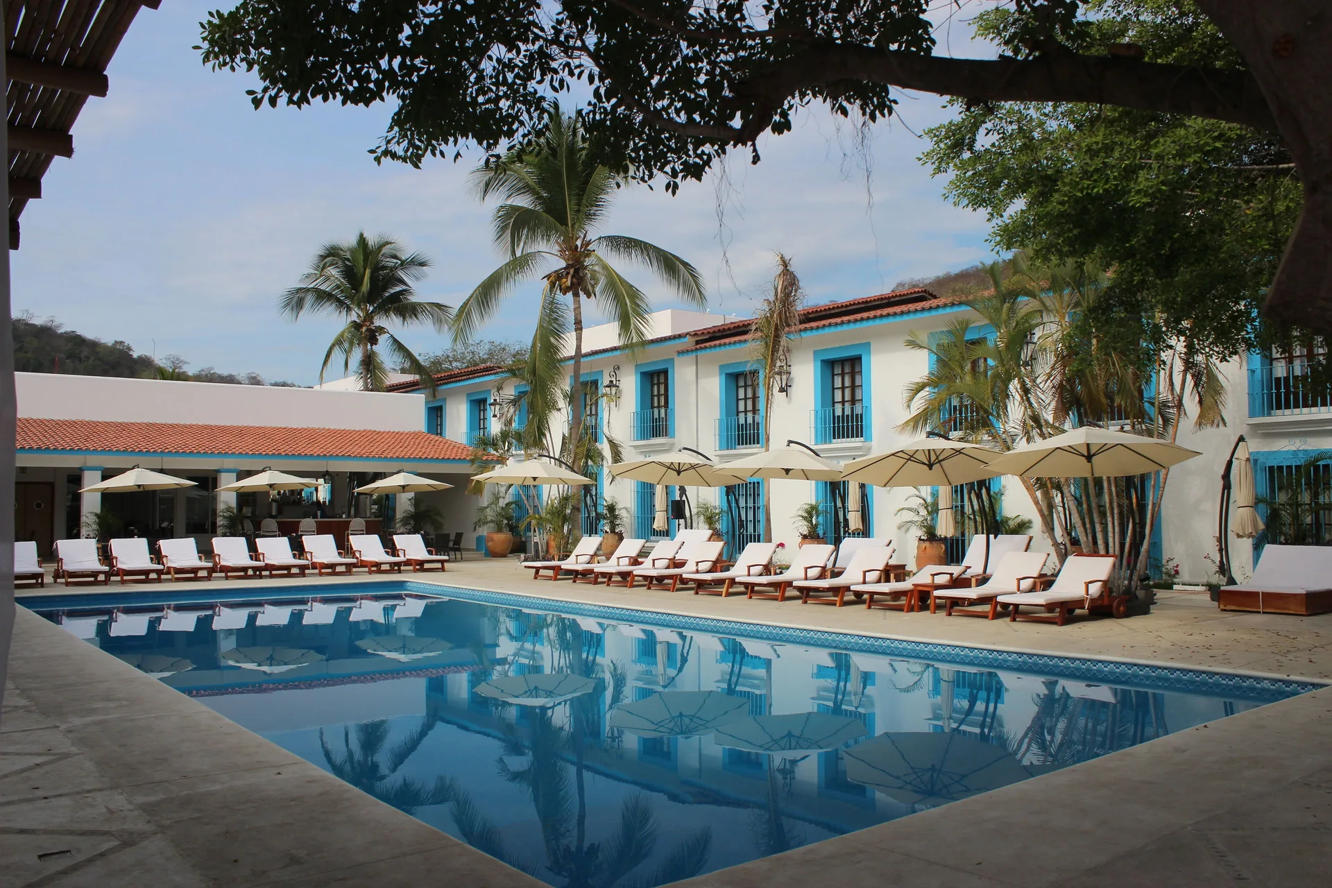 Hotel Santa Cruz Huatulco casual family-friendly hotel near Santa Cruz Bay and marina activities