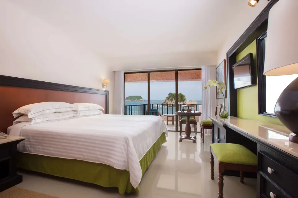Deluxe Sea Front View room with king bed and balcony at Barceló Huatulco.
