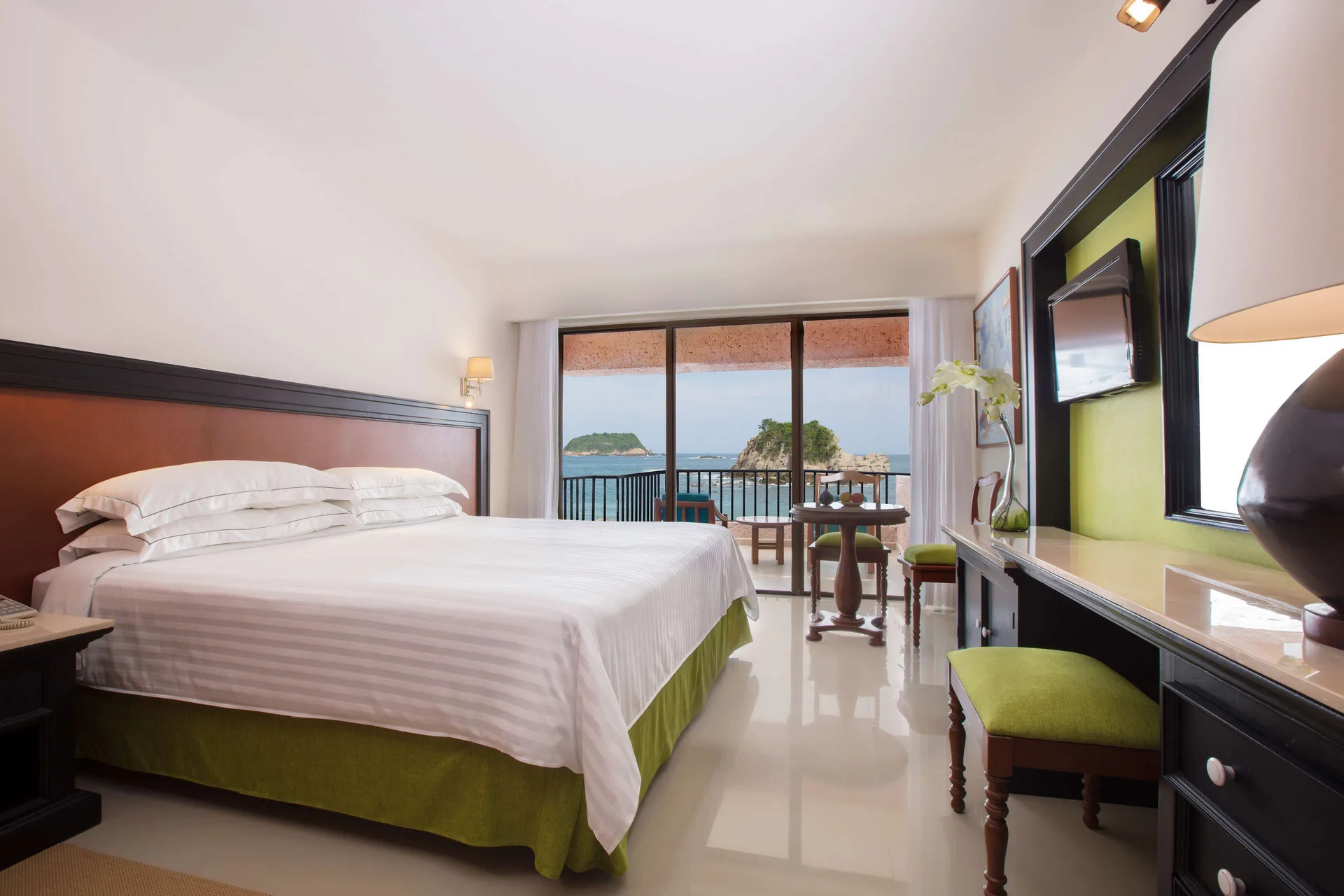Deluxe Sea Front View room with king bed and balcony at Barceló Huatulco.