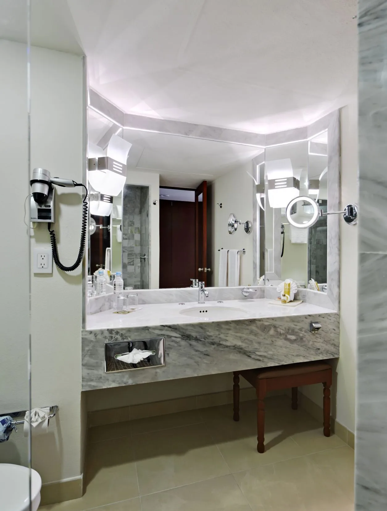 Premium Level Sea Front View Deluxe Suite bathroom with vanity mirror at Barceló Huatulco.