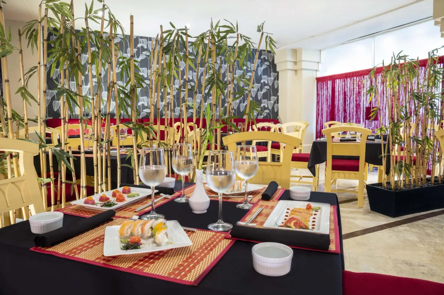 Japanese dining room with sushi plates and bamboo dividers at Barceló Karmina.