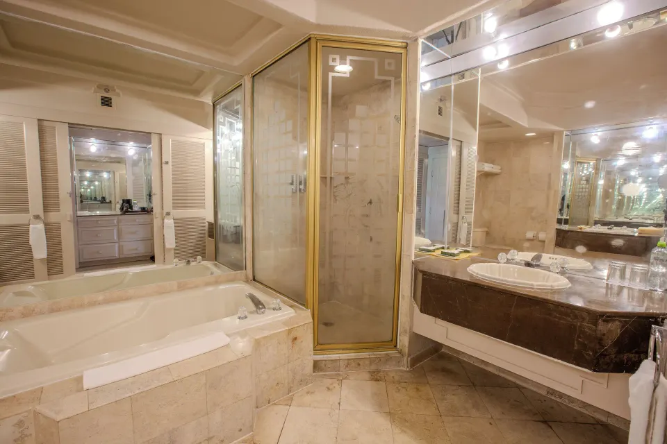 Junior Suite Premium Level bathroom with tub, shower, and vanity at Barceló Karmina.