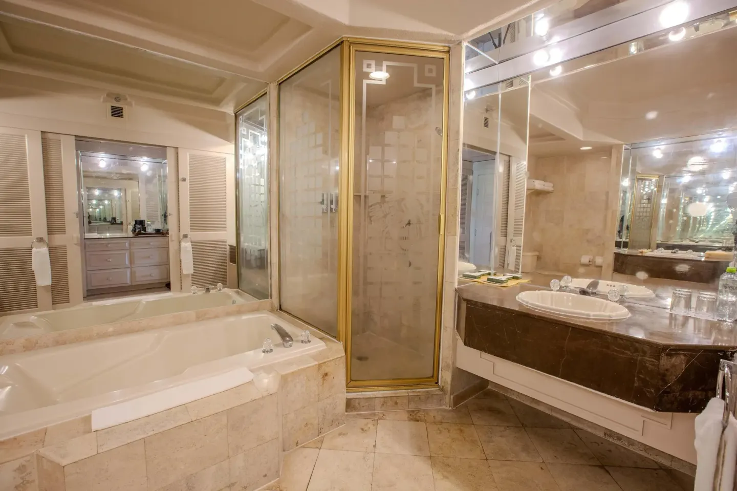Suite Garden View bathroom showing bathtub, glass shower, and sink vanity at Barceló Karmina.