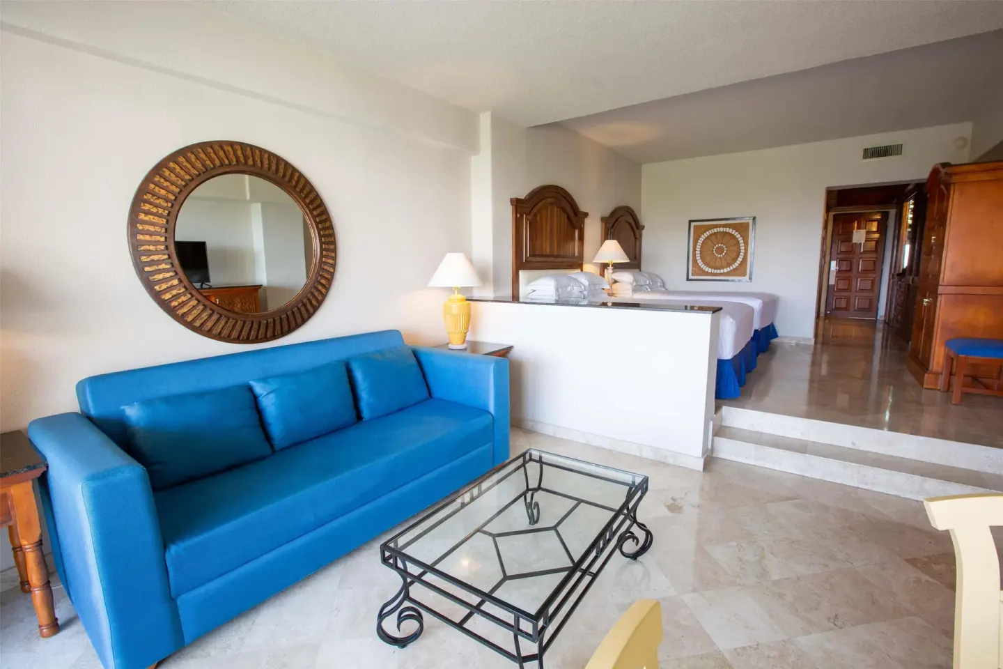 Suite Garden View seating area with blue sofa and raised beds at Barceló Karmina.