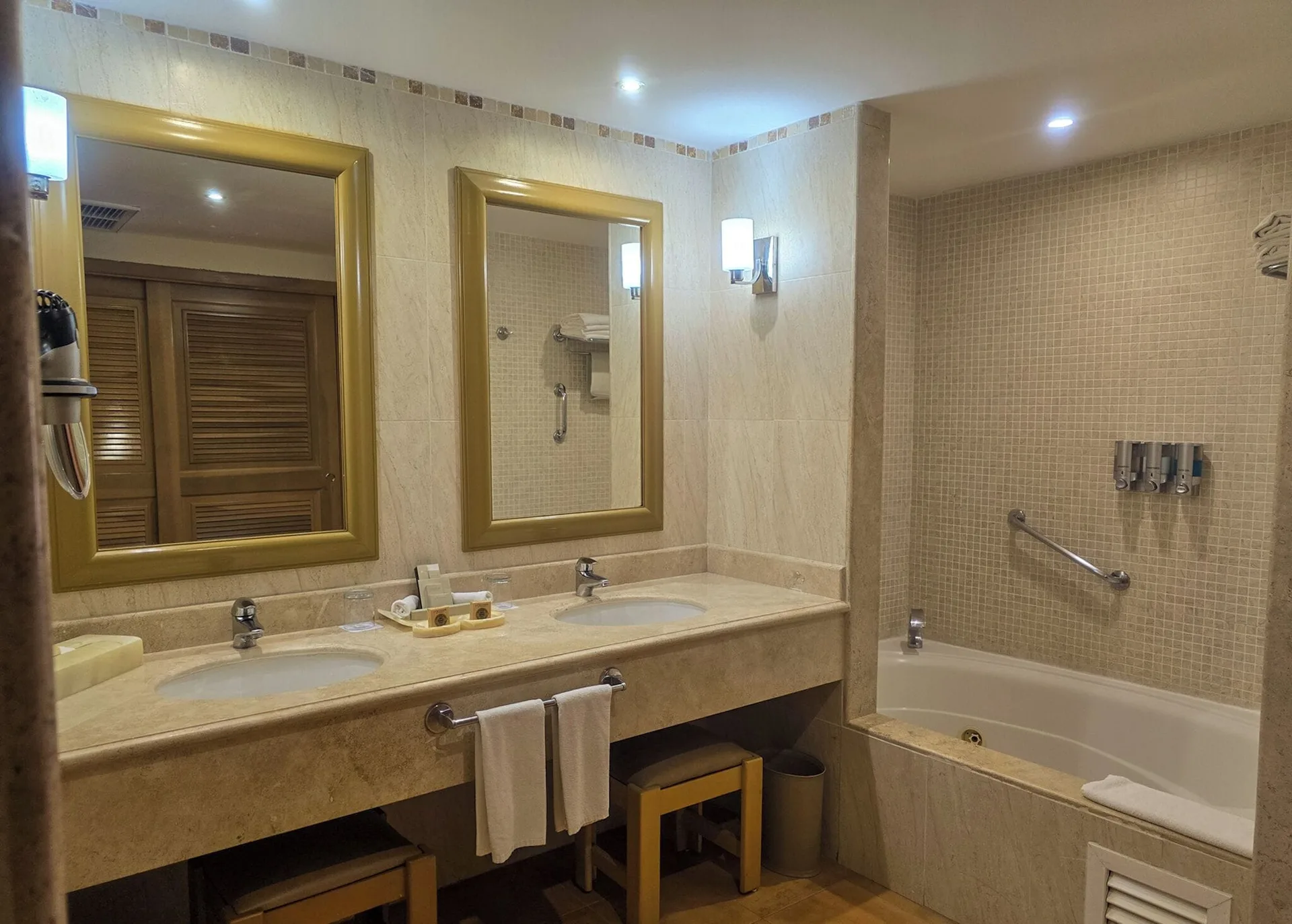 Superior Room bathroom with double sinks and bathtub at Barceló Maya Tropical.