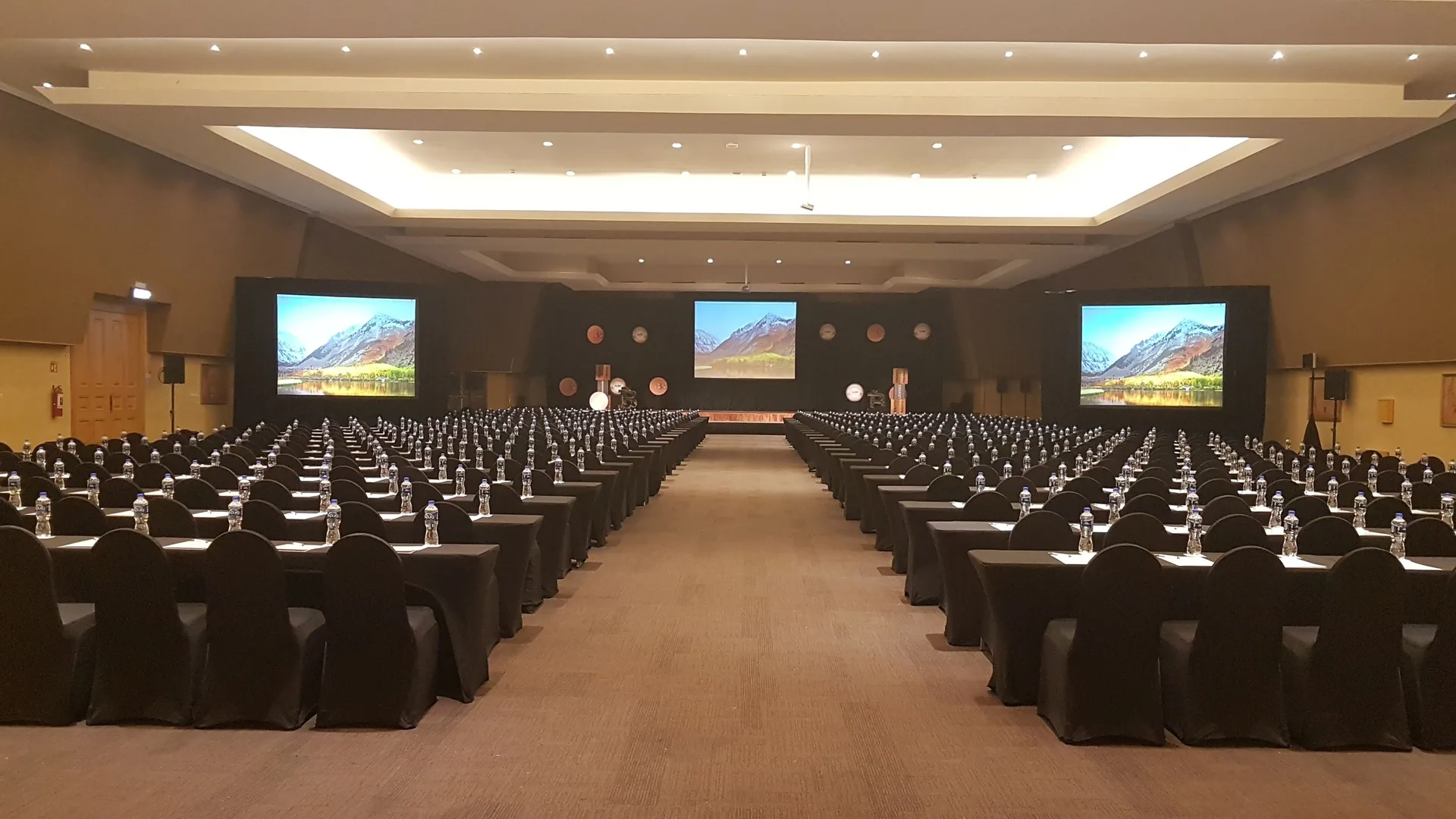Large conference room with classroom seating at Barceló Maya Tropical.
