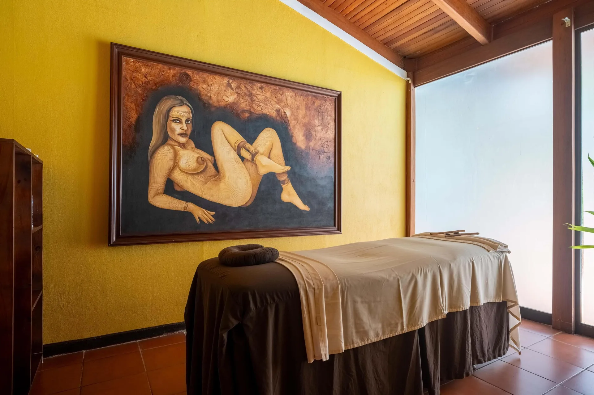 Spa massage bed beneath framed wall art at Barceló Tambor.
