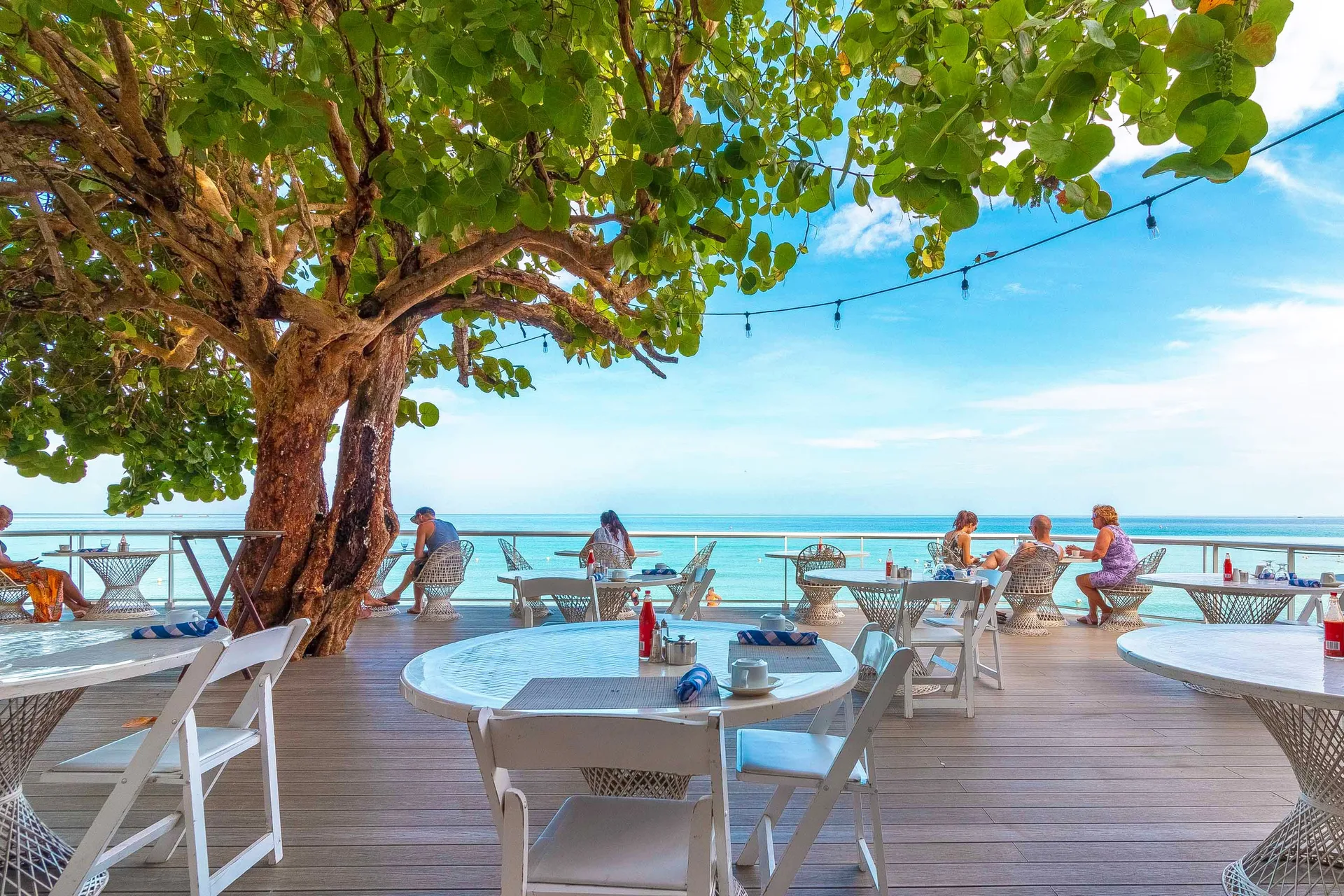 Travellers Beach Resort casual beachfront hotel with family-friendly atmosphere and Seven Mile Beach access