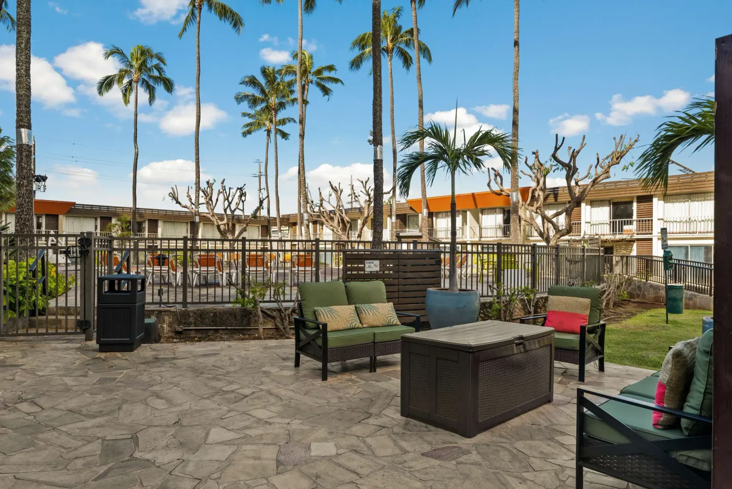 Outdoor lounge seating in the courtyard at Best Western The Plaza Hotel Honolulu Airport.