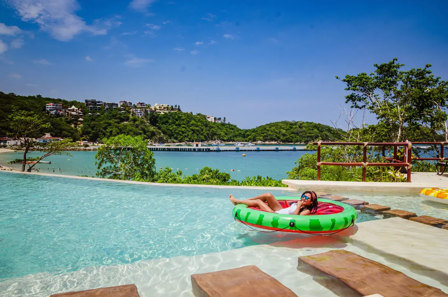 Infinity-edge pool overlooking the bay at Binniguenda Huatulco & Beach Club.