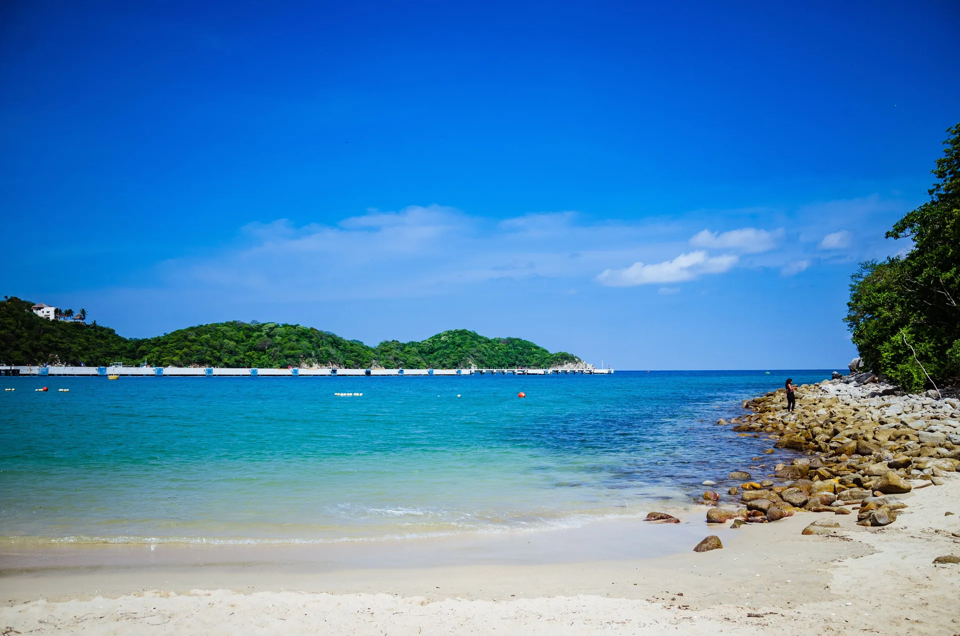 Sandy bay with turquoise water near Binniguenda Huatulco & Beach Club.