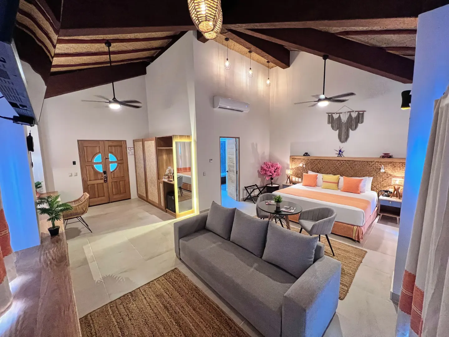 Spacious king bed suite with sofa at Binniguenda Huatulco & Beach Club.