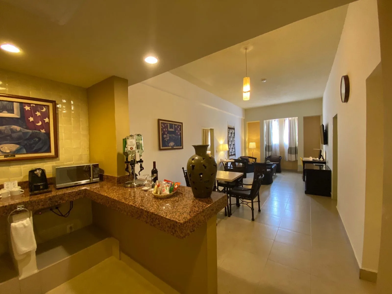 Suite kitchenette and dining area at Binniguenda Huatulco & Beach Club.