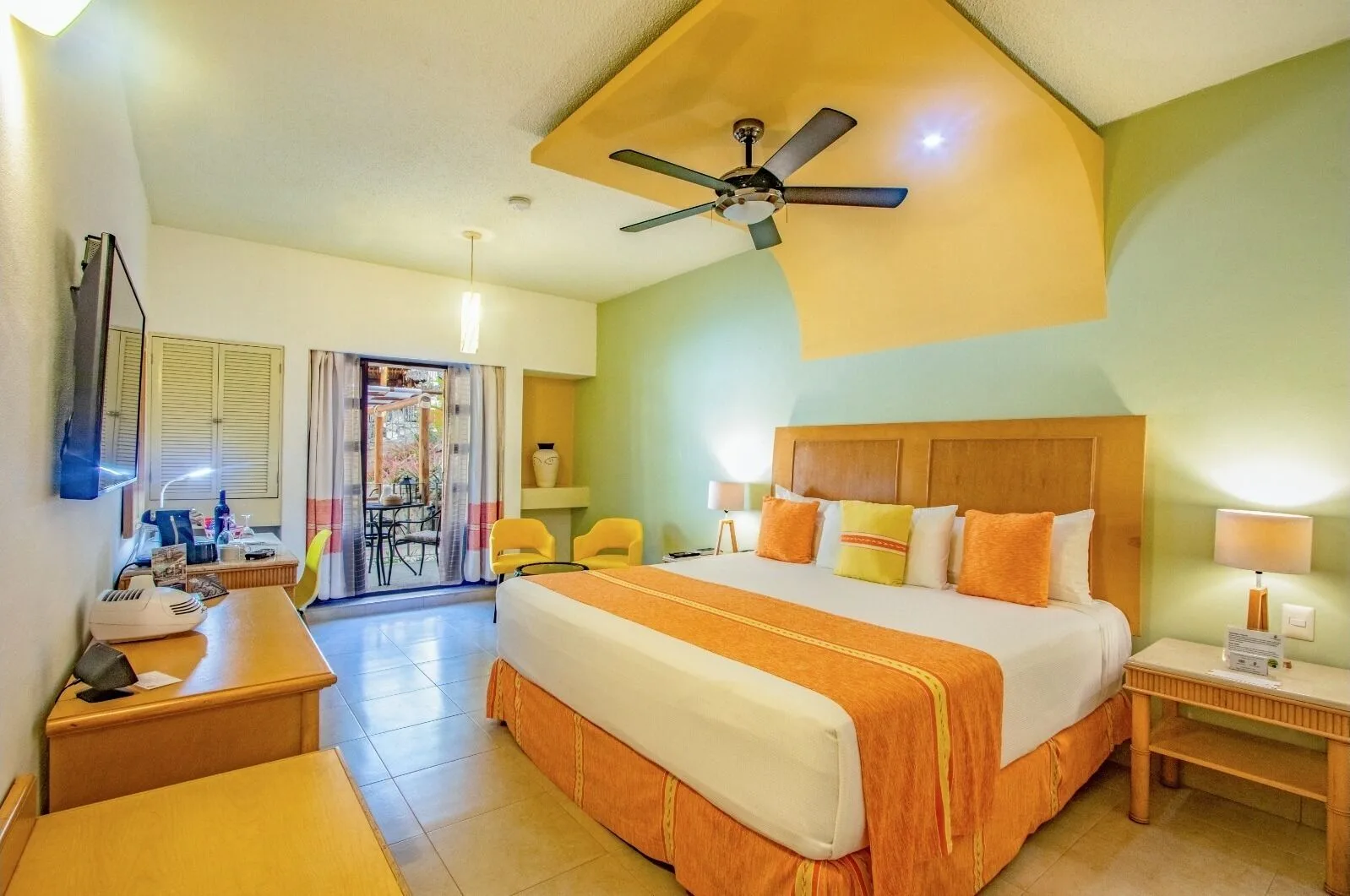 Select Room with king bed and patio doors at Binniguenda Huatulco & Beach Club.
