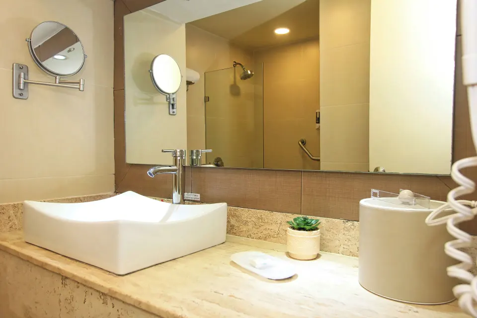 Standard Room bathroom vanity and shower mirror at Binniguenda Huatulco & Beach Club.