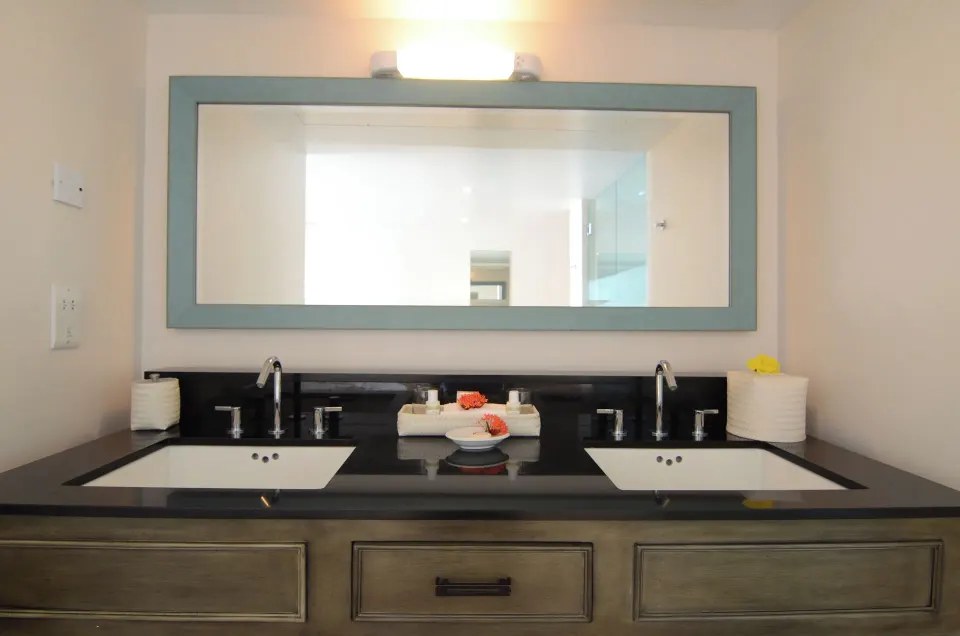 Grand Room Oceanfront double vanity with large mirror at BodyHoliday.