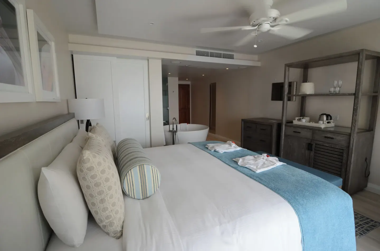 Grand Room Oceanfront bed and freestanding tub at BodyHoliday.