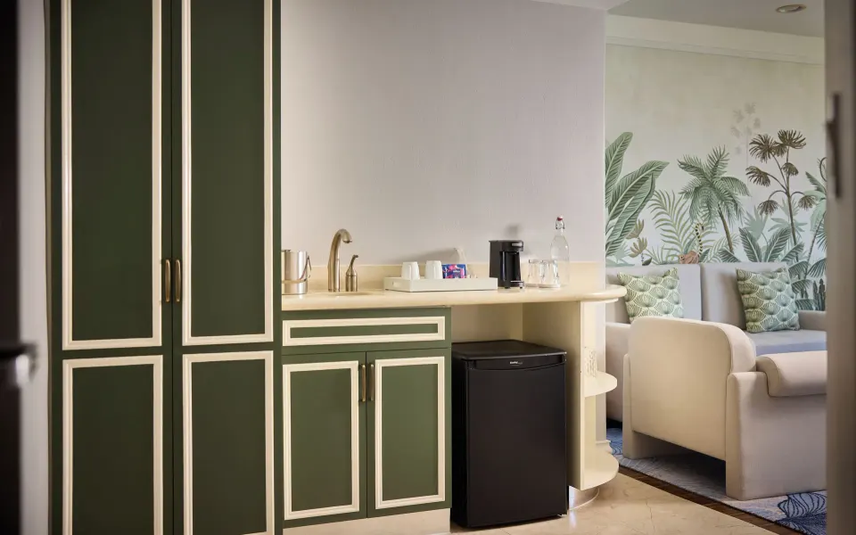 Premium Suite Ocean View wet bar and seating area at British Colonial Nassau.