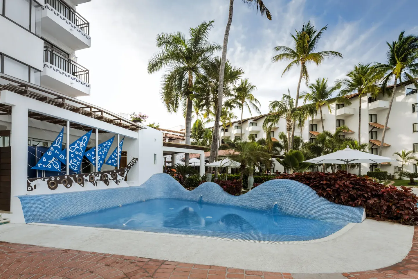 Curved blue-tile water feature in the resort courtyard at Buenaventura Grand Hotel & Great Moments.