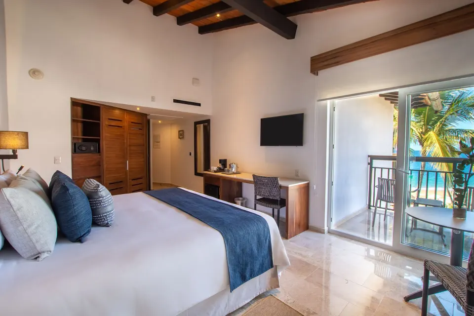 Deluxe Ocean View bed and balcony at Buenaventura Grand Hotel & Great Moments.