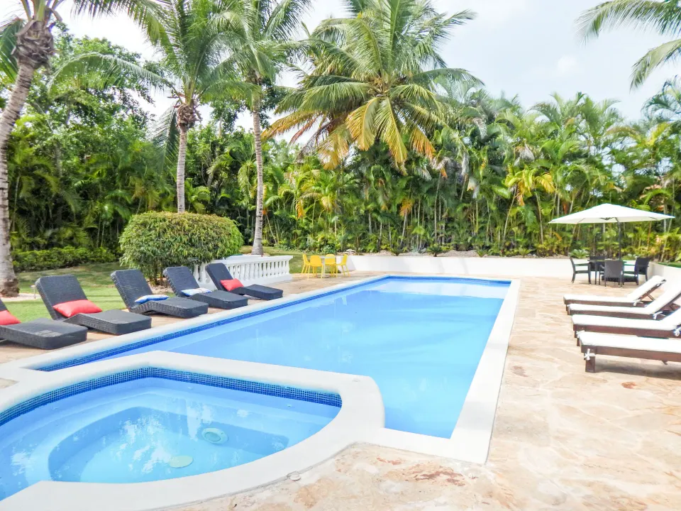 Five Bedroom Classic Villa pool and hot tub at Casa de Campo Resort and Villas, surrounded by palms.