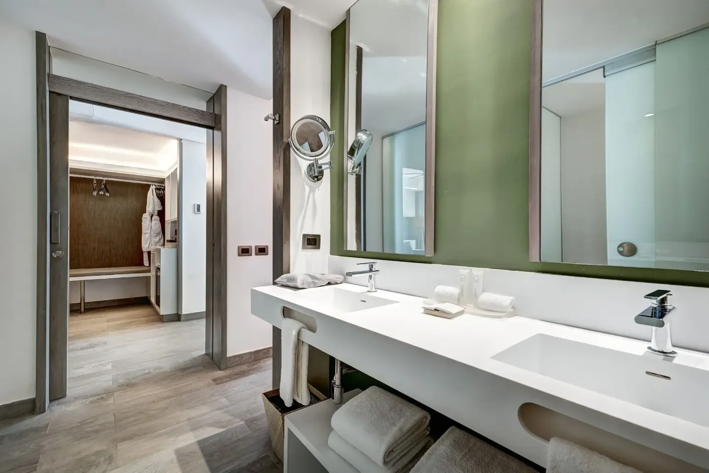 Privileged Suite bathroom with double vanity and mirrors at Catalonia Playa Maroma.