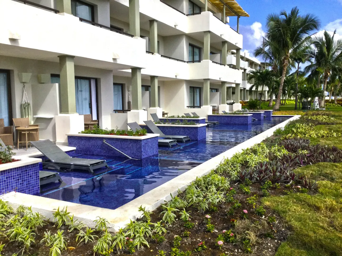 Swim-up room patios and blue-tiled pool at Catalonia Royal Bavaro.