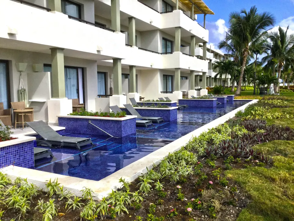 Privileged Deluxe Junior Suite swim-up rooms with blue-tiled pool at Catalonia Royal Bavaro.