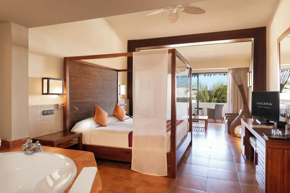 Privileged Junior Suite Deluxe with canopy bed and tub at Catalonia Royal Bavaro.