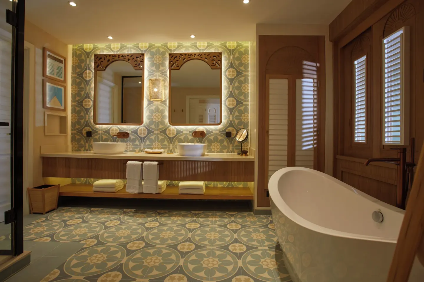 Bathroom with double vanity and freestanding tub at Cayo Levantado Resort.