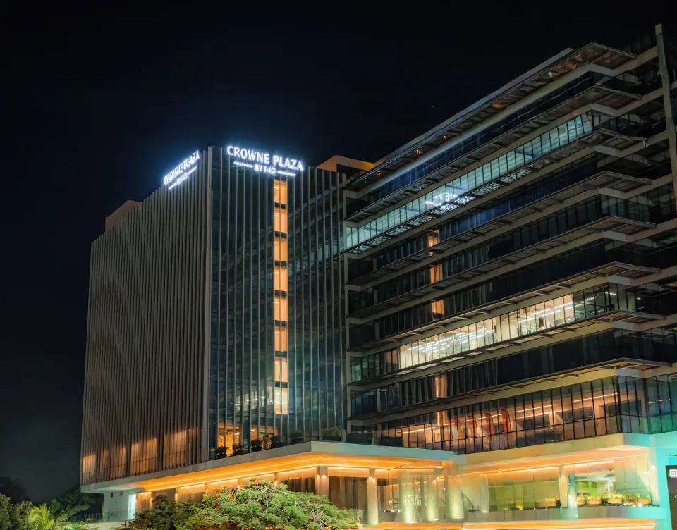 Crowne Plaza Merida IHG-affiliated upscale city hotel with modern exterior and entrance in Mérida, Mexico.