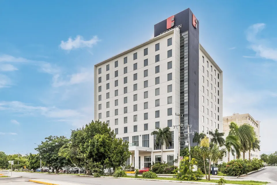 Fiesta Inn Merida mainstream business-oriented city hotel with contemporary facade in Mérida, Mexico.