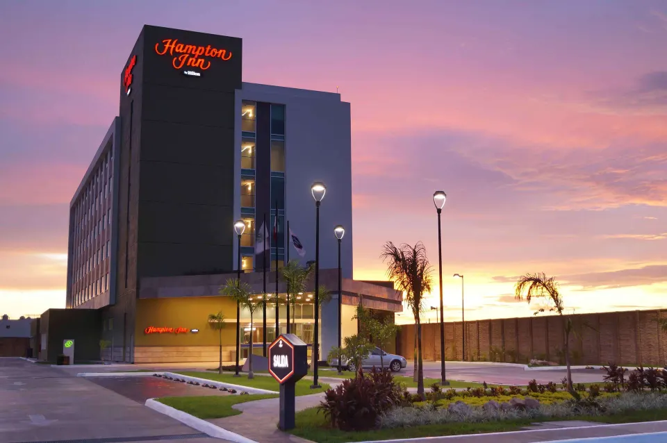 Hampton Inn Hilton-affiliated select-service hotel with modern exterior and brand signage in Mérida, Mexico.