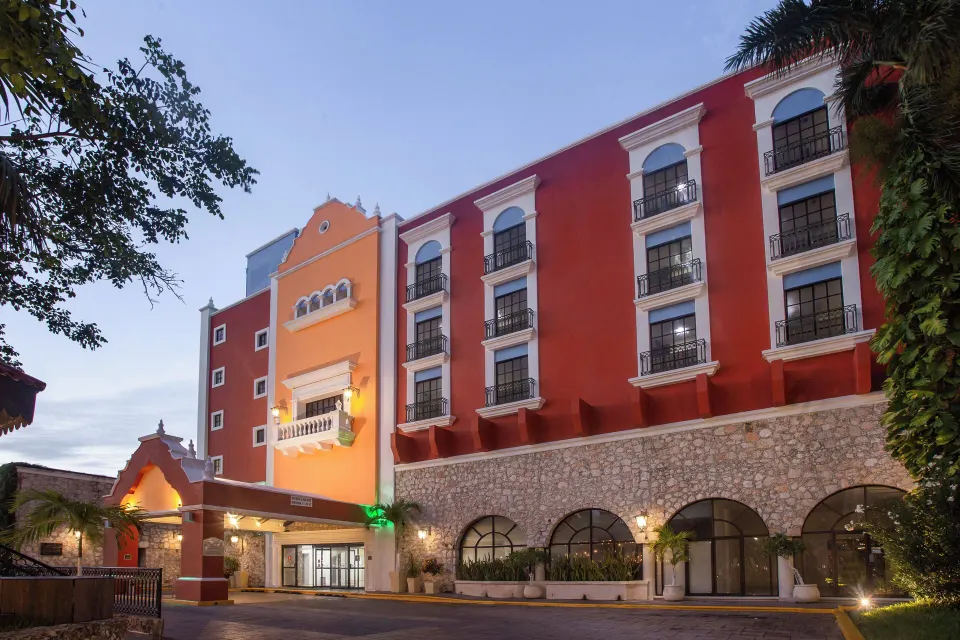 Holiday Inn Merida established IHG city hotel with classic hotel facade and entrance in Mérida, Mexico.