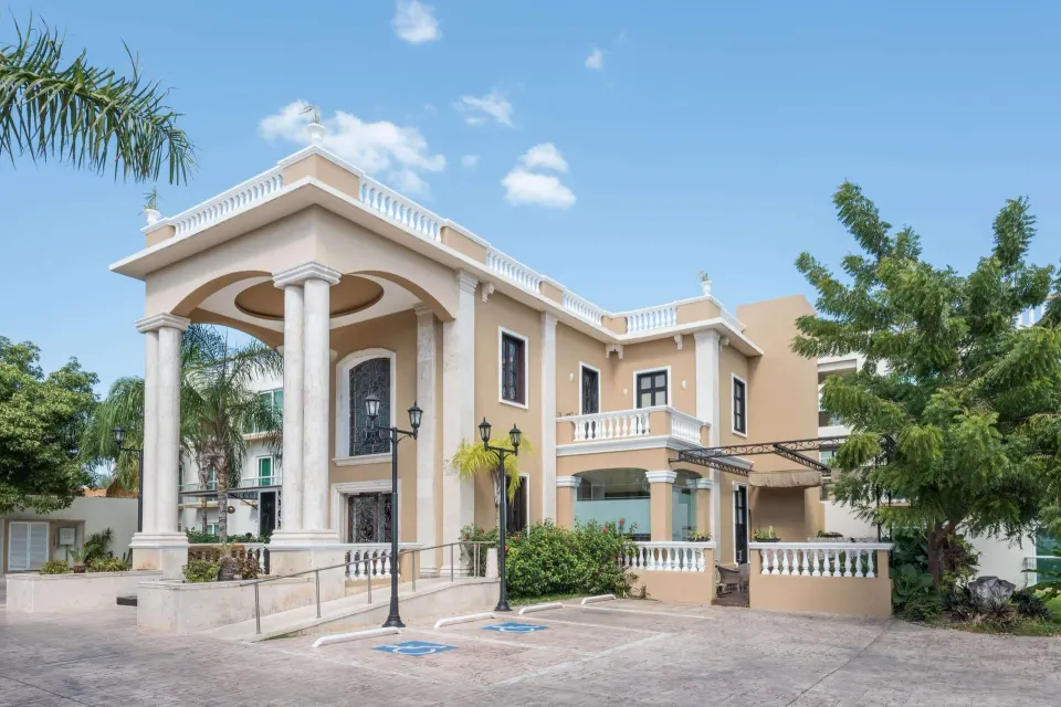 Wyndham Merida international-brand city hotel with traditional-style exterior and entrance in Mérida, Mexico.