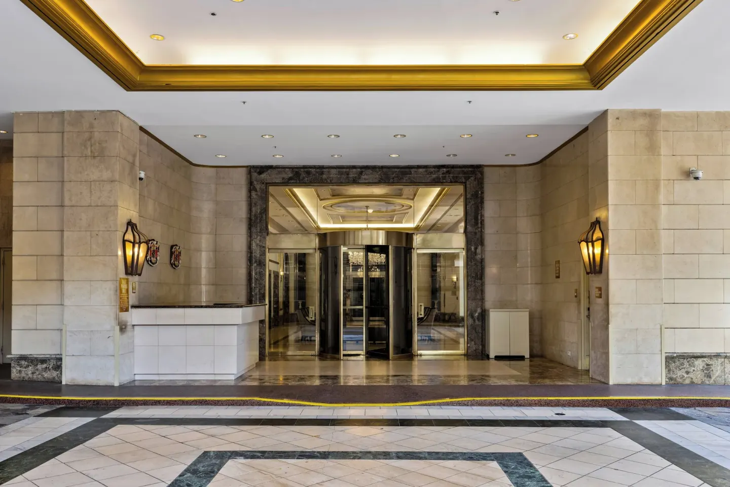 Covered entrance with revolving doors at Club Wyndham Royal Garden at Waikiki.