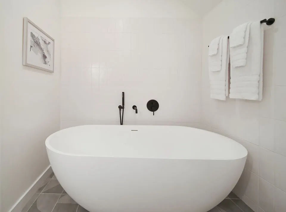 Signature Room bathroom soaking tub with wall towels at Cobalt Coast Resort.